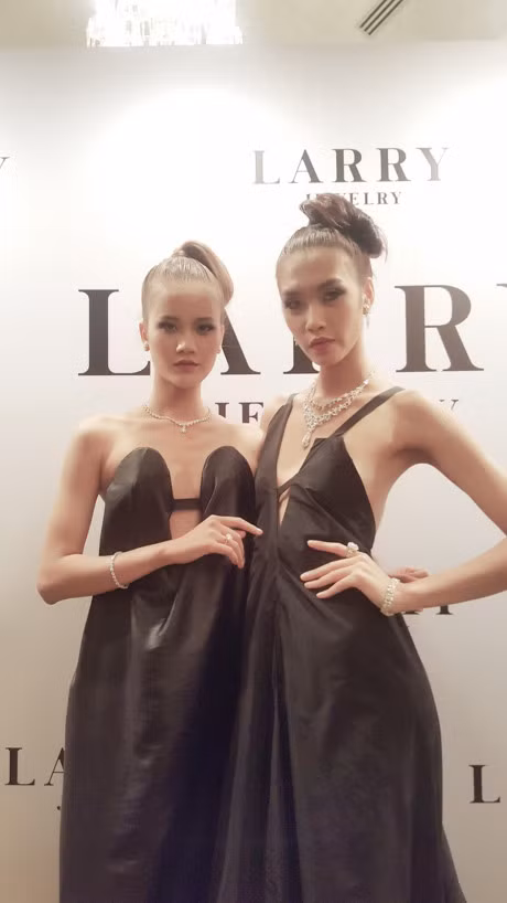 Mau Viet ra san quoc te - Phia sau anh hao quang - Anh 3