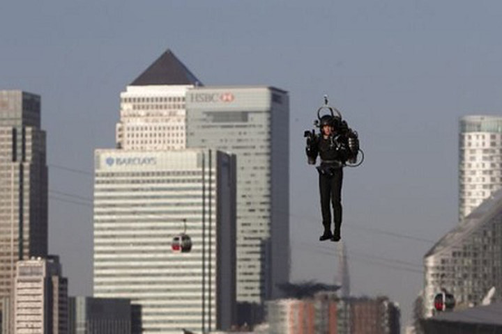 David Mayman thử nghiệm động cơ phản lực cá nhân trên sông Thames, Anh. Ảnh: PA.