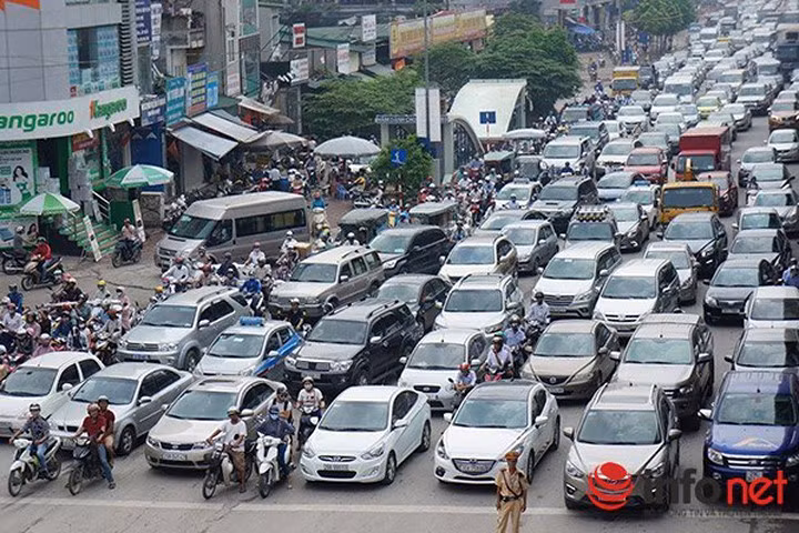Cảnh ùn tắc giao thông trên một số tuyến đường ở Hà Nội.