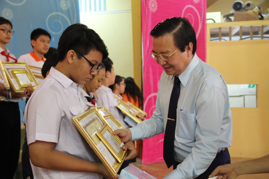 Ông Lê Hồng Sơn - Giám đốc Sở GD&ĐT TPHCM - trao giấy khen cho học sinh đạt giải