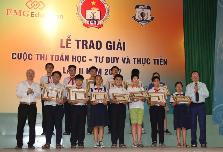 Học sinh được giải Nhất nhận giấy khen từ lãnh đạo Sở GD&ĐT và Công ty EMG Education