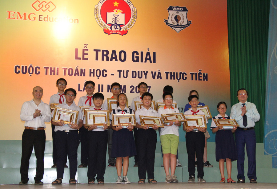 Học sinh được giải Nhất nhận giấy khen từ lãnh đạo Sở GD&ĐT và Công ty EMG Education