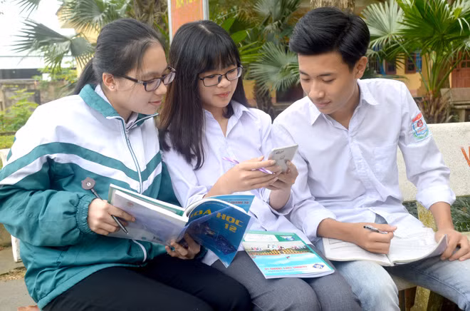 Không ít phụ huynh đã bày tỏ sự lo lắng trước việc không thể quản lý con em mình sử dụng mạng xã hội. Ảnh: internet