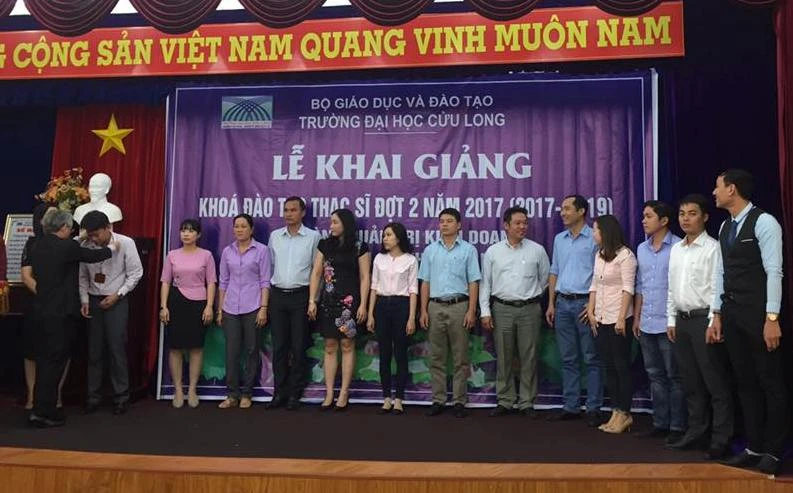 Ban Giám hiệu Trường ĐH Cửu Long trao thẻ học viên Cao học