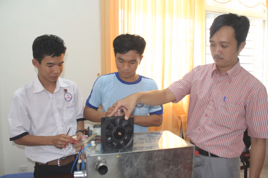 Thầy trò tỉnh Đồng Tháp trong giờ thực hành, thí nghiệm.