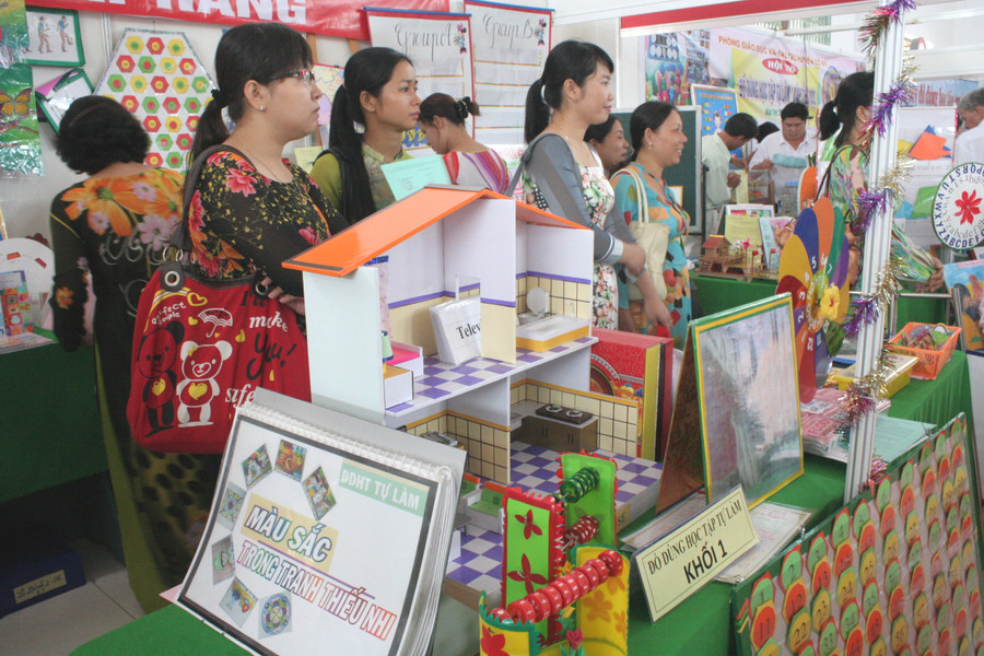 Giáo viên tiểu học TP Cần Thơ tham gia làm đồ dùng học tập tự làm. Giáo viên tiểu học TP Cần Thơ tham gia làm đồ dùng học tập tự làm.