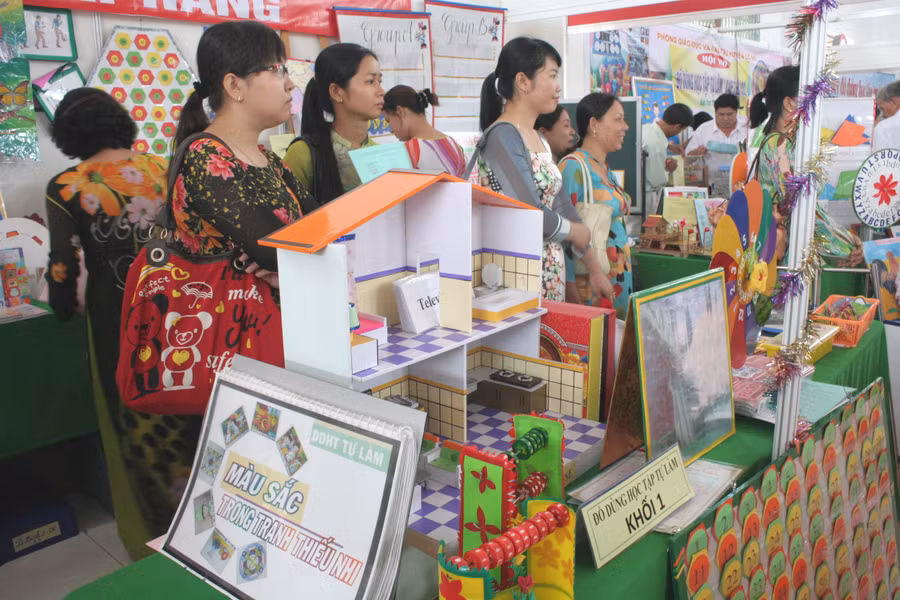 Giáo viên tiểu học TP Cần Thơ tham gia làm đồ dùng học tập tự làm.