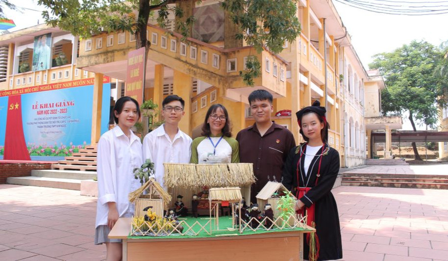 Nhóm nghiên cứu phục dựng mô hình bảo tồn bản sắc văn hóa, phong tục tập quán đồng bào dân tộc Sán Dìu. Nhóm nghiên cứu phục dựng mô hình bảo tồn bản sắc văn hóa, phong tục tập quán đồng bào dân tộc Sán Dìu.