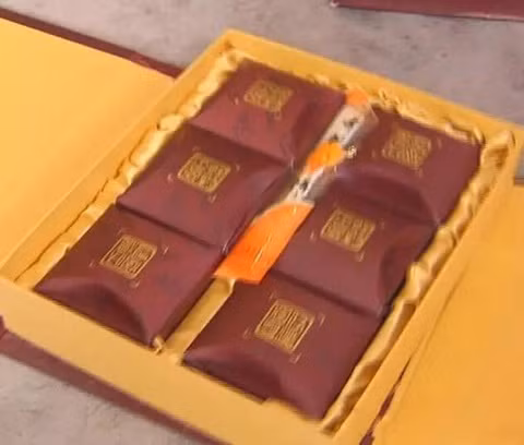 Tá hỏa phát hiện hộp bánh Trung thu mua 10 năm chưa hỏng