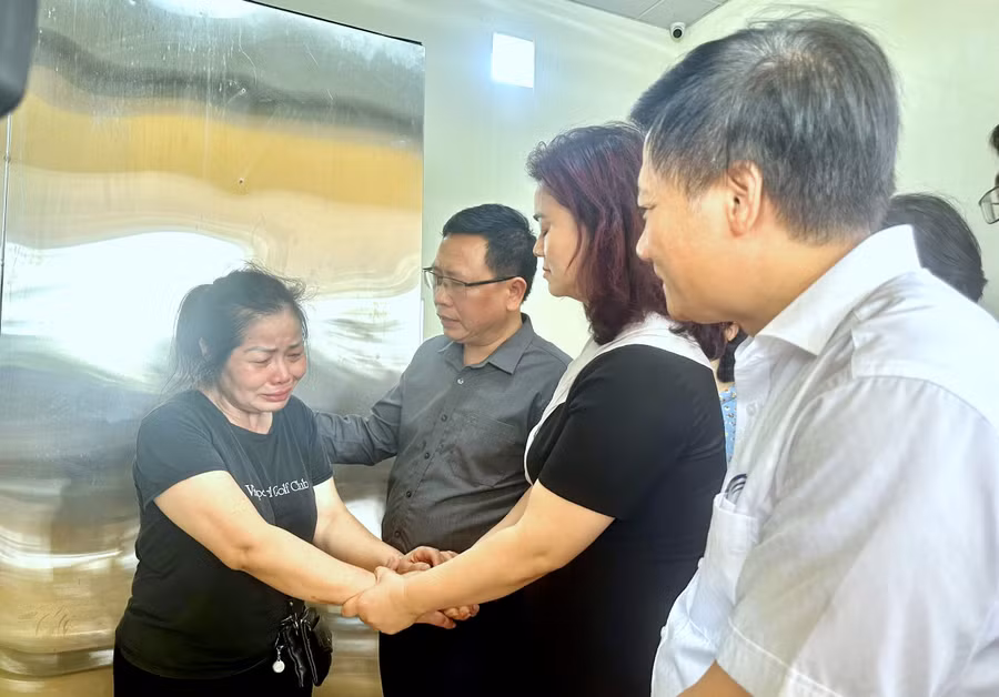 Đoàn công tác của Bộ GD&ĐT thăm hỏi, động viên gia đình bé trai bị tử vong trên xe đưa đón học sinh.