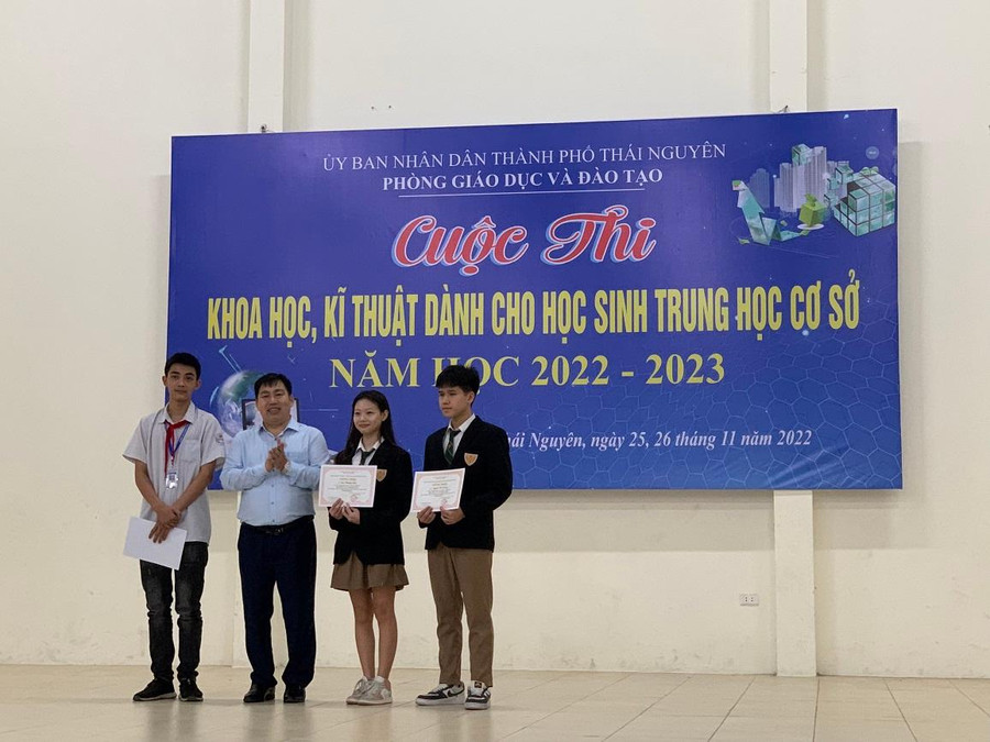BTC trao 2 giải nhất cho hai đội thi Trường Tiểu học, THCS và THPT Iris và THCS Quang Trung. BTC trao 2 giải nhất cho hai đội thi Trường Tiểu học, THCS và THPT Iris và THCS Quang Trung.