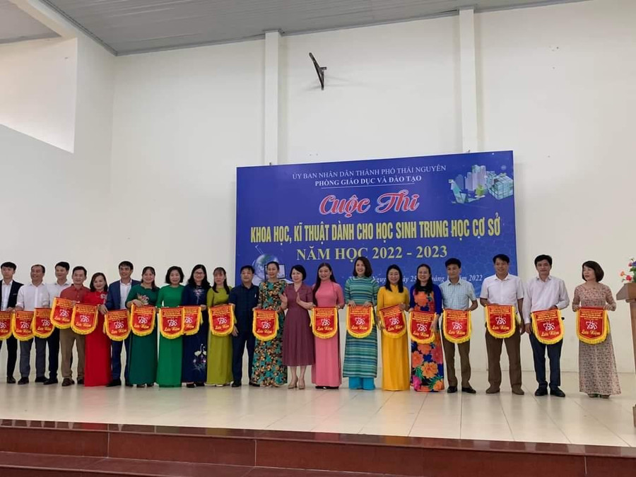 BTC trao cờ lưu niệm cho các đội tham gia Cuộc thi Khoa học kỹ thuật dành cho học sinh THCS thành phố Thái Nguyên, năm học 2022-2023. BTC trao cờ lưu niệm cho các đội tham gia Cuộc thi Khoa học kỹ thuật dành cho học sinh THCS thành phố Thái Nguyên, năm học 2022-2023.