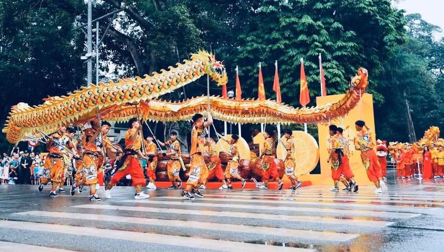 Các nghệ nhân múa rồng ngoài việc phải có sức khỏe tốt còn phải khéo léo và uyển chuyển trong việc phối hợp nhóm.