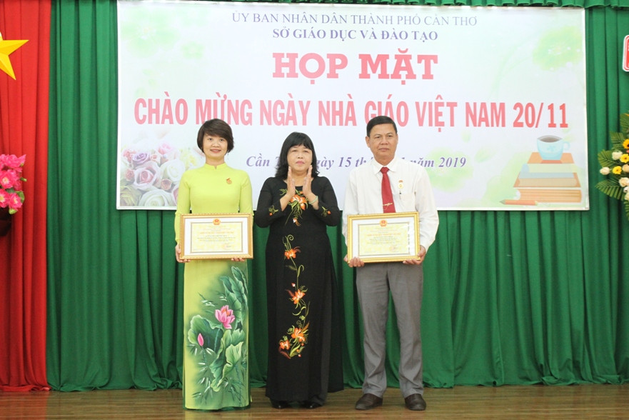 Các cá nhân Sở GD&ĐT TP Cần Thơ nhận danh hiệu Chiến sĩ thi đua cấp thành phố.