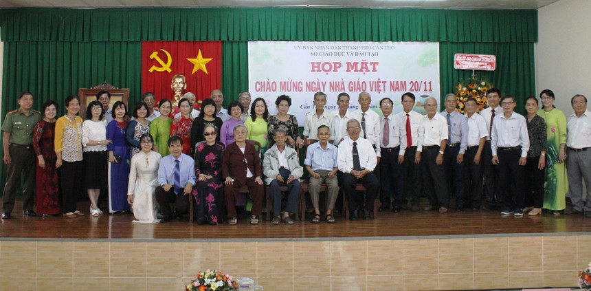 Lãnh đạo ngành GD&ĐT cùng các nhà giáo đã nghỉ hưu và đại diện nhà giáo đang công tác trên địa bàn TP Cần Thơ chụp ảnh lưu niệm.