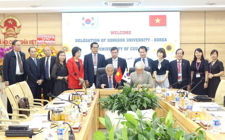 Lãnh đạo Trường ĐH Songgok và Trường ĐH Cửu Long ký biên bản ghi nhớ hợp tác.