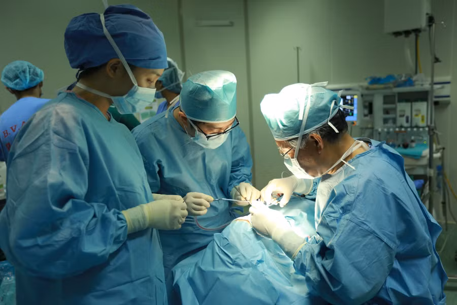 Các giáo sư Bệnh viện Samsung Seoul Hàn Quốc trực tiếp phẫu thuật cho bệnh nhân