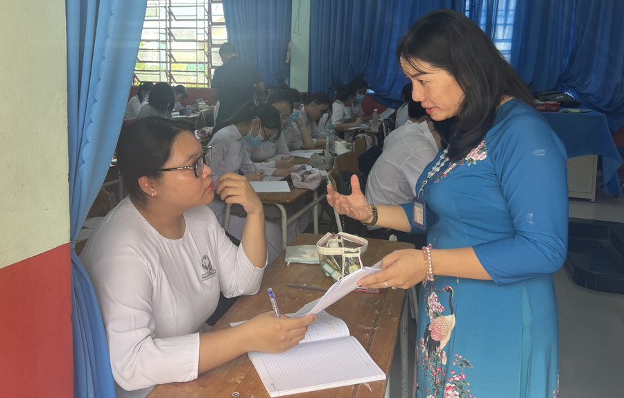 Cô trò Trường THPT An Mỹ (TP Thủ Dầu Một, tỉnh Bình Dương) ôn luyện chuẩn bị cho Kỳ thi tốt nghiệp THPT năm 2023. Cô trò Trường THPT An Mỹ (TP Thủ Dầu Một, tỉnh Bình Dương) ôn luyện chuẩn bị cho Kỳ thi tốt nghiệp THPT năm 2023.