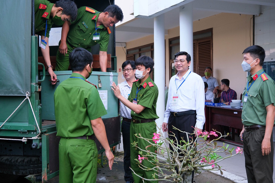 Lực lượng công an TP Cần Thơ tham gia vận chuyển đề thi tại Kỳ thi tốt nghiệp THPT 2022. Ảnh: ITN Lực lượng công an TP Cần Thơ tham gia vận chuyển đề thi tại Kỳ thi tốt nghiệp THPT 2022. Ảnh: ITN