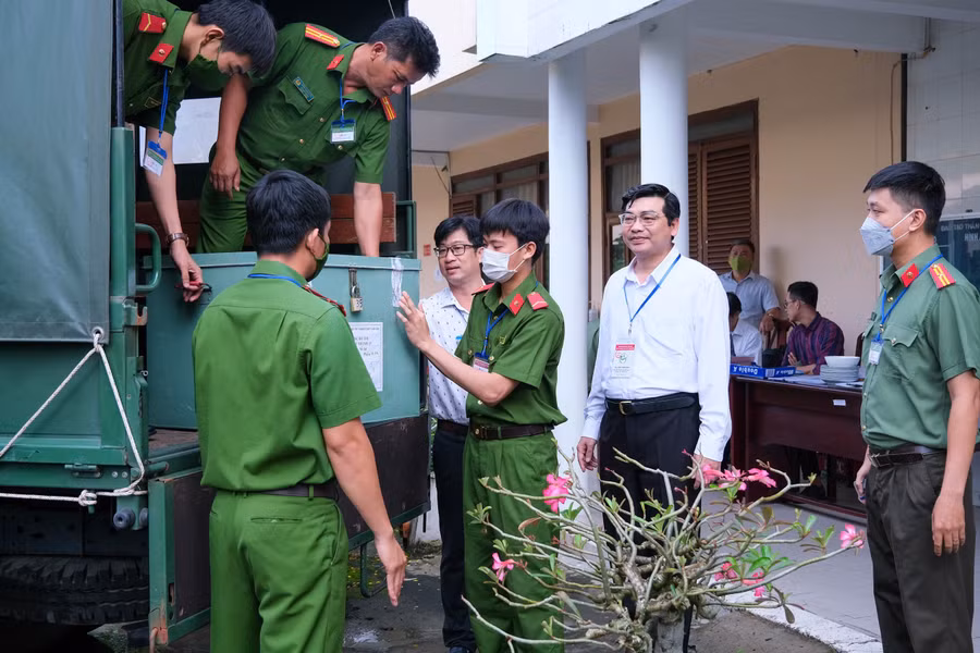 Lực lượng công an TP Cần Thơ tham gia vận chuyển đề thi tại Kỳ thi tốt nghiệp THPT 2022. Ảnh: ITN