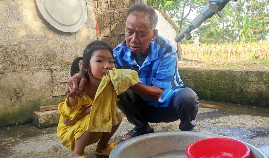 Cụ ông Hoàng Đình Nhiền chăm sóc đứa cháu nội mồ côi cha. Cụ ông Hoàng Đình Nhiền chăm sóc đứa cháu nội mồ côi cha.