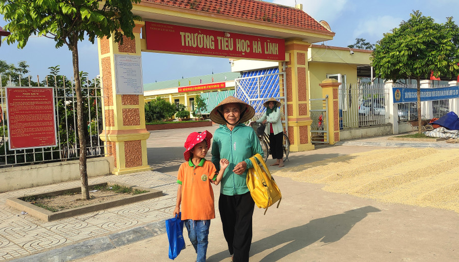 Bà cụ Trần Thị Hợi (79 tuổi) đi đón cháu nội của mình ở trường học. Bà cụ Trần Thị Hợi (79 tuổi) đi đón cháu nội của mình ở trường học.