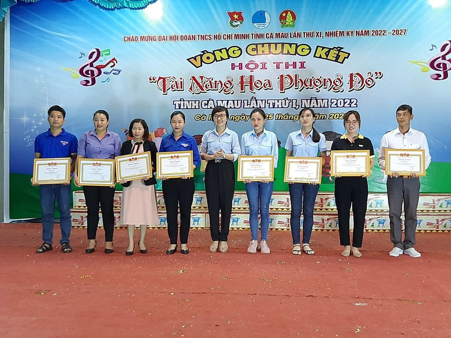 Trao giải nhất cho các thí sinh. Trao giải nhất cho các thí sinh.