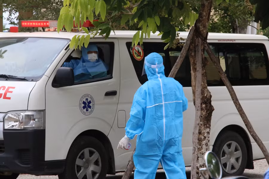 Thí sinh được đưa đón đến điểm thi bằng xe chuyên dụng.