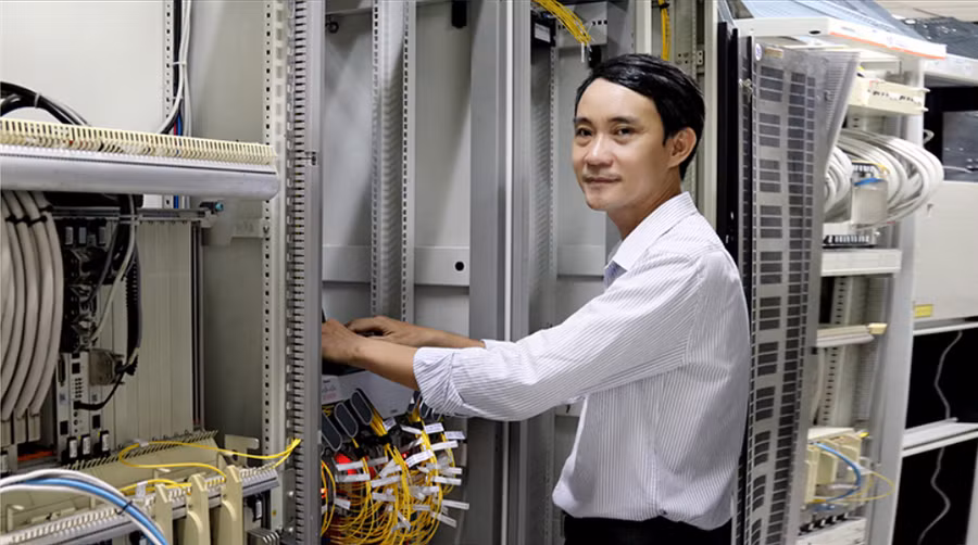 Cán bộ kỹ thuật của VNPT tối ưu chất lượng mạng lưới phục vụ công bố điểm thi.