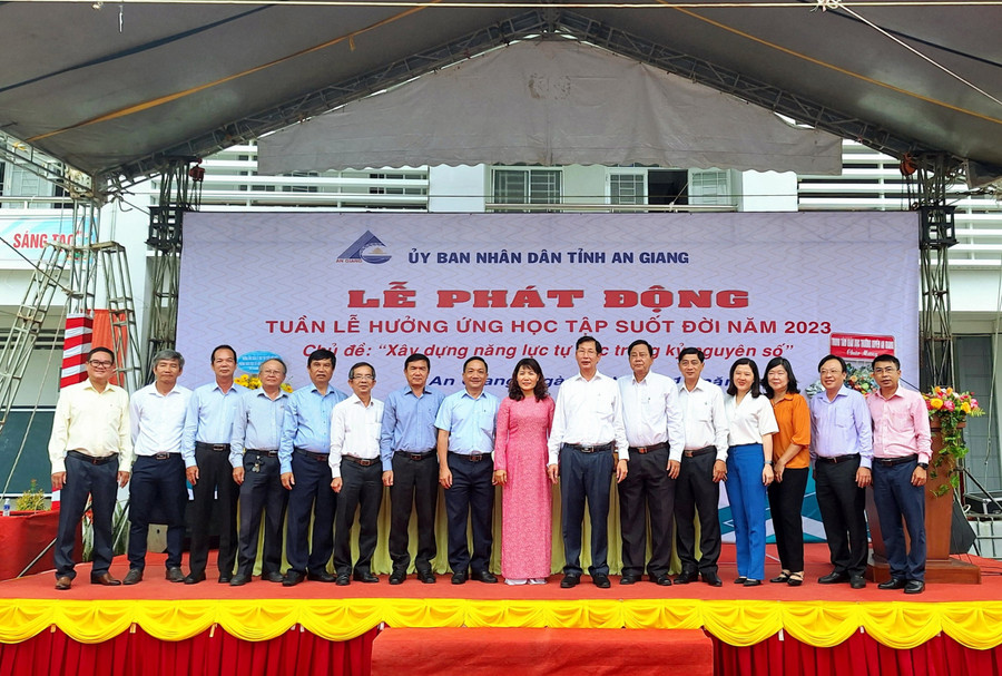 Đại biểu chụp ảnh lưu niệm tại Lễ phát động.