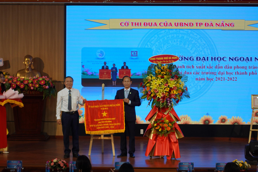 Ông Mai Tấn Linh - Phó Giám đốc Sở GD&ĐT Đà Nẵng (bên trái) thừa ủy quyền tặng Cờ thi đua của UBND TP Đà Nẵng cho tập thể Trường ĐH Ngoại ngữ - ĐH Đà Nẵng. Ông Mai Tấn Linh - Phó Giám đốc Sở GD&ĐT Đà Nẵng (bên trái) thừa ủy quyền tặng Cờ thi đua của UBND TP Đà Nẵng cho tập thể Trường ĐH Ngoại ngữ - ĐH Đà Nẵng.