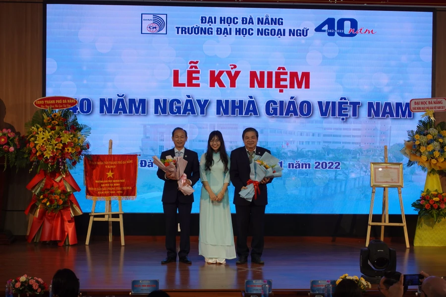 Đại diện sinh viên Trường ĐH Ngoại ngữ, ĐH Đà Nẵng tặng hoa tri ân thầy cô nhân ngày Nhà giáo Việt Nam. 