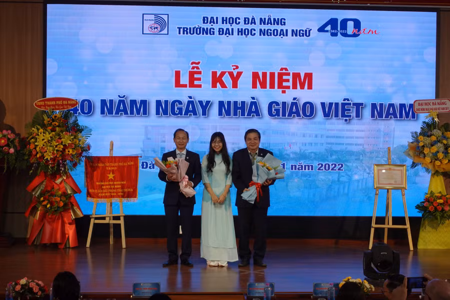 Đại diện sinh viên Trường ĐH Ngoại ngữ, ĐH Đà Nẵng tặng hoa tri ân thầy cô nhân ngày Nhà giáo Việt Nam. 