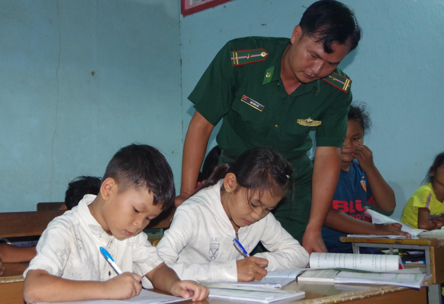 Thiếu tá Ngô Minh Đức trong một buổi dạy cho học sinh tại lớp xóa mù chữ. Thiếu tá Ngô Minh Đức trong một buổi dạy cho học sinh tại lớp xóa mù chữ.