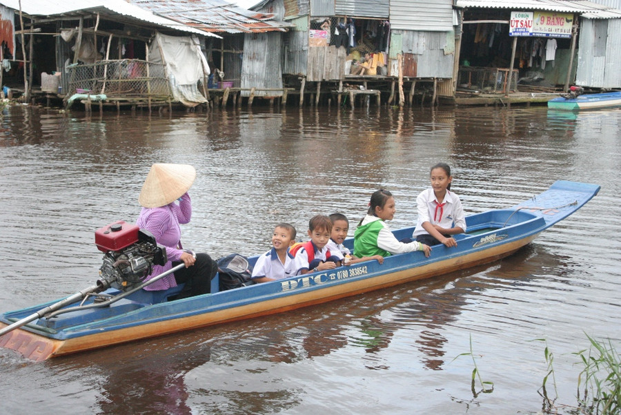Đường đến trường của HS huyện Trần Văn Thời (Cà Mau). Ảnh: Q. Ngữ.