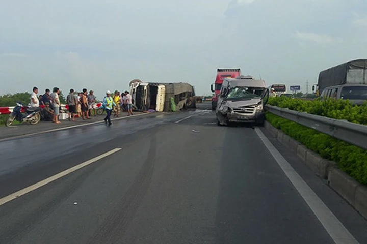 Xe chở bị tai nạn, đàn trâu “đại náo” cao tốc Pháp Vân-Cầu Giẽ