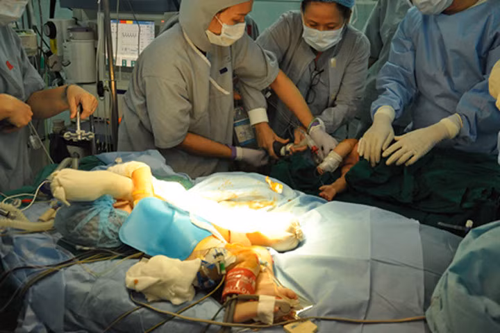 Trải lòng những lần tách cặp song sinh của bác sĩ Việt