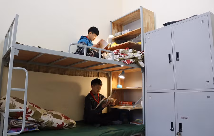 Điều kiện ăn ở, sinh hoạt và học tập của các em học sinh trường PTDTNT THCS Phú Lương luôn được đảm bảo