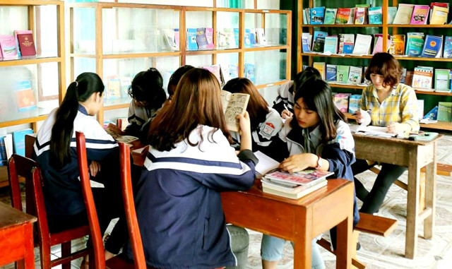 Học sinh và GV Trường THCS Hải Lý cùng đọc sách trong thư viện trường 
