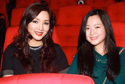 Sở hữu nhan sắc nổi bật nên Anh Sa sớm nhận được nhiều lời mời gia nhập showbiz.