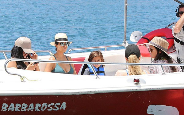 Cả gia đình lên thuyền máy ngắm cảnh biển. Anh9-9848-1439977150.jpg