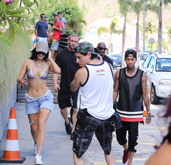 Mọi nhất cử nhất động của cô út nhà Kardashian đều được ê kíp của show truyền hình thực tế "Keeping Up With The Kardashians" theo sát, ghi lại. Anh4-2819-1439977149.jpg