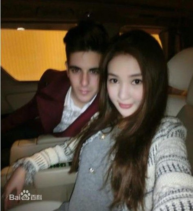 Cuộc sống ăn chơi trác táng của hot girl sang chảnh Trung Quốc ảnh 7 Quách Mỹ Mỹ và người tình trùm cờ bạc.