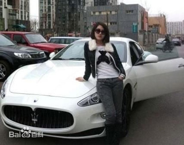 Cuộc sống ăn chơi trác táng của hot girl sang chảnh Trung Quốc ảnh 4 Và siêu xe đắt tiền trên trang cá nhân của mình.