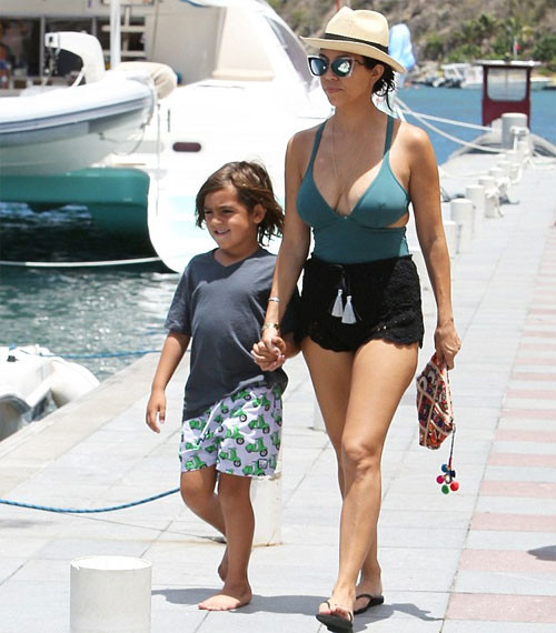 Chị cả Kourtney Kardashian dắt theo con trai Mason, 4 tuổi. Anh8-4956-1439977150.jpg