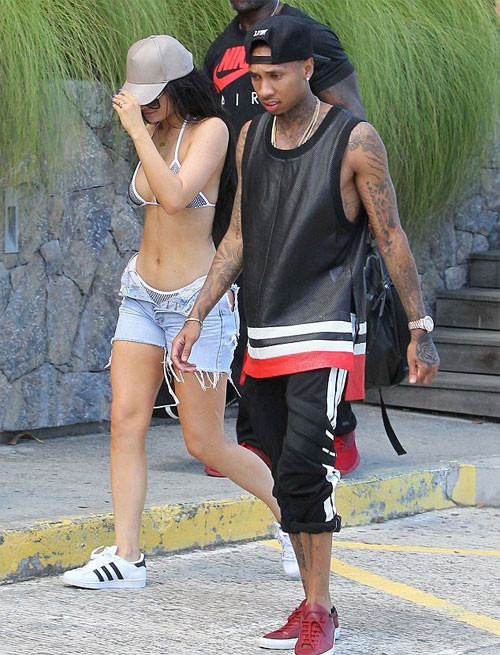 Chân dài 18 tuổi mặc bikini, quần short bò, đội mũ, đeo kính râm. Trong khi đó, người tình của Kylie nổi bật với hình xăm dày đặc trên cơ thể. Anh1-9361-1439977148.jpg