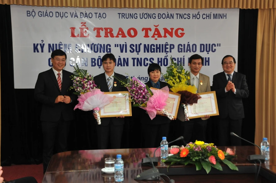 Thứ trưởng Trần Quang Quý (ngoài cùng bên phải) chúc mừng các cán bộ Đoàn nhận Kỷ niệm chương