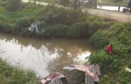 Nơi phát hiện chiếc hộp các tông, đựng xác thai nhi nam. Ảnh: Hoàng Việt.