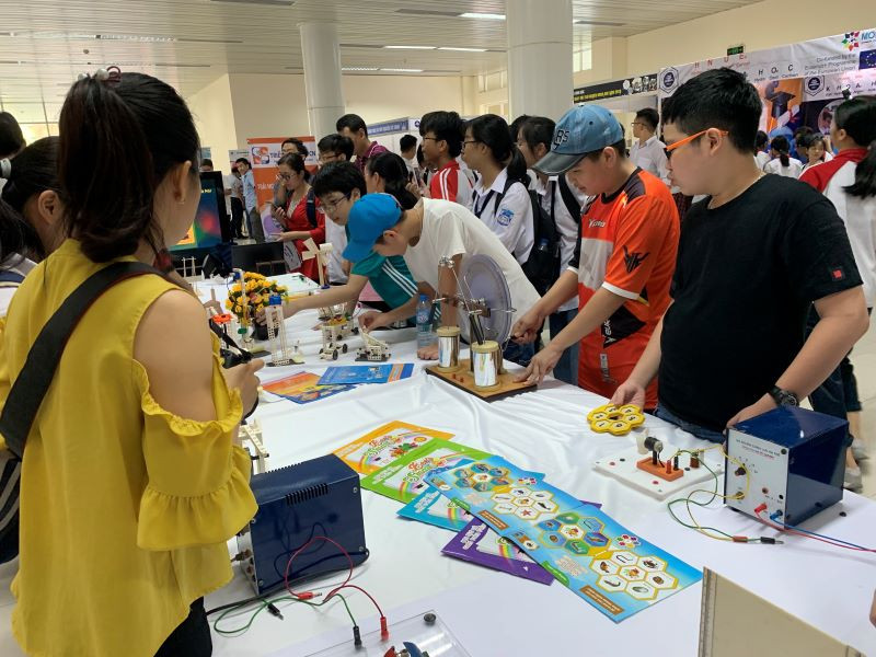 Giáo viên, học sinh hứng thú trải nghiệm các sản phẩm khoa học tại triễn lãm