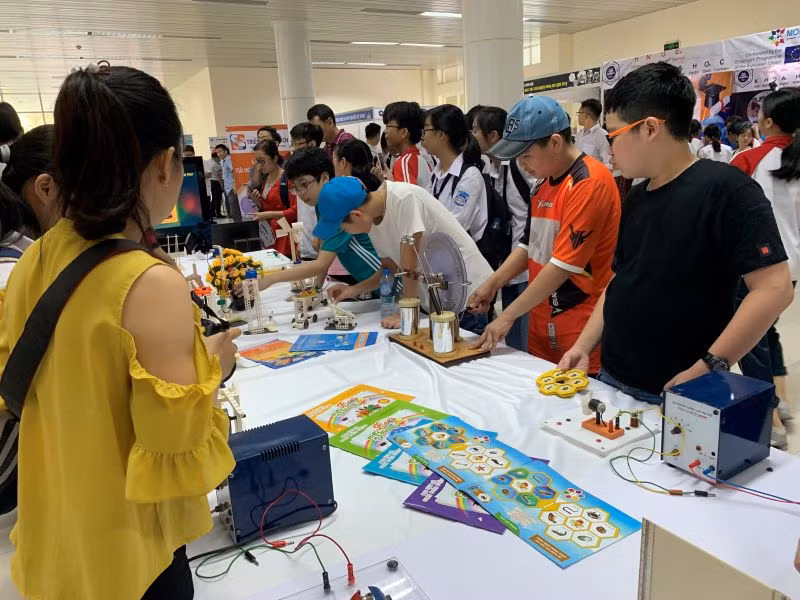 Giáo viên, học sinh hứng thú trải nghiệm các sản phẩm khoa học tại triễn lãm